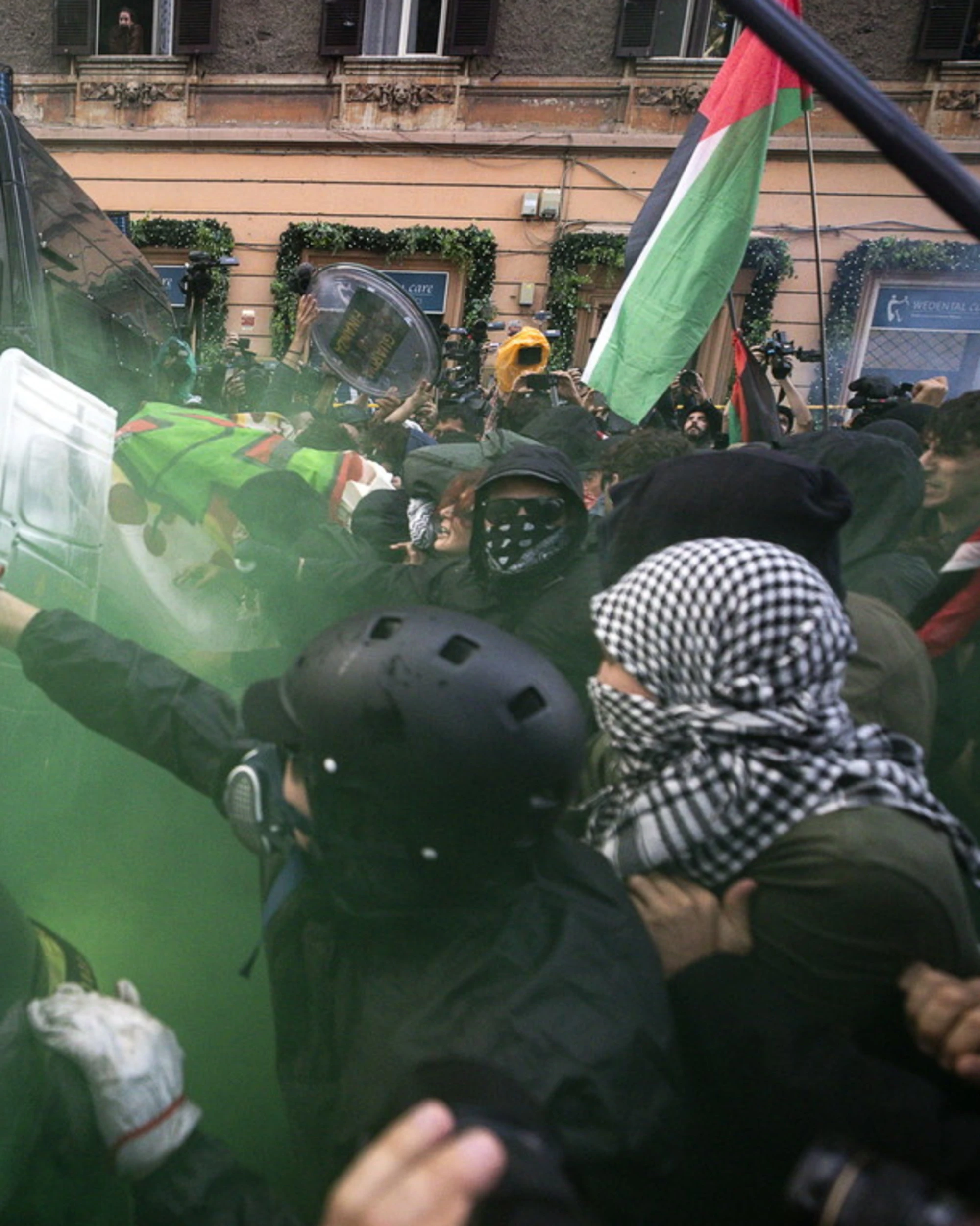 Roma, pro-Pal sfasciano un bar e accusano "i fascisti" di CasaPound? Balle: ecco il verbale