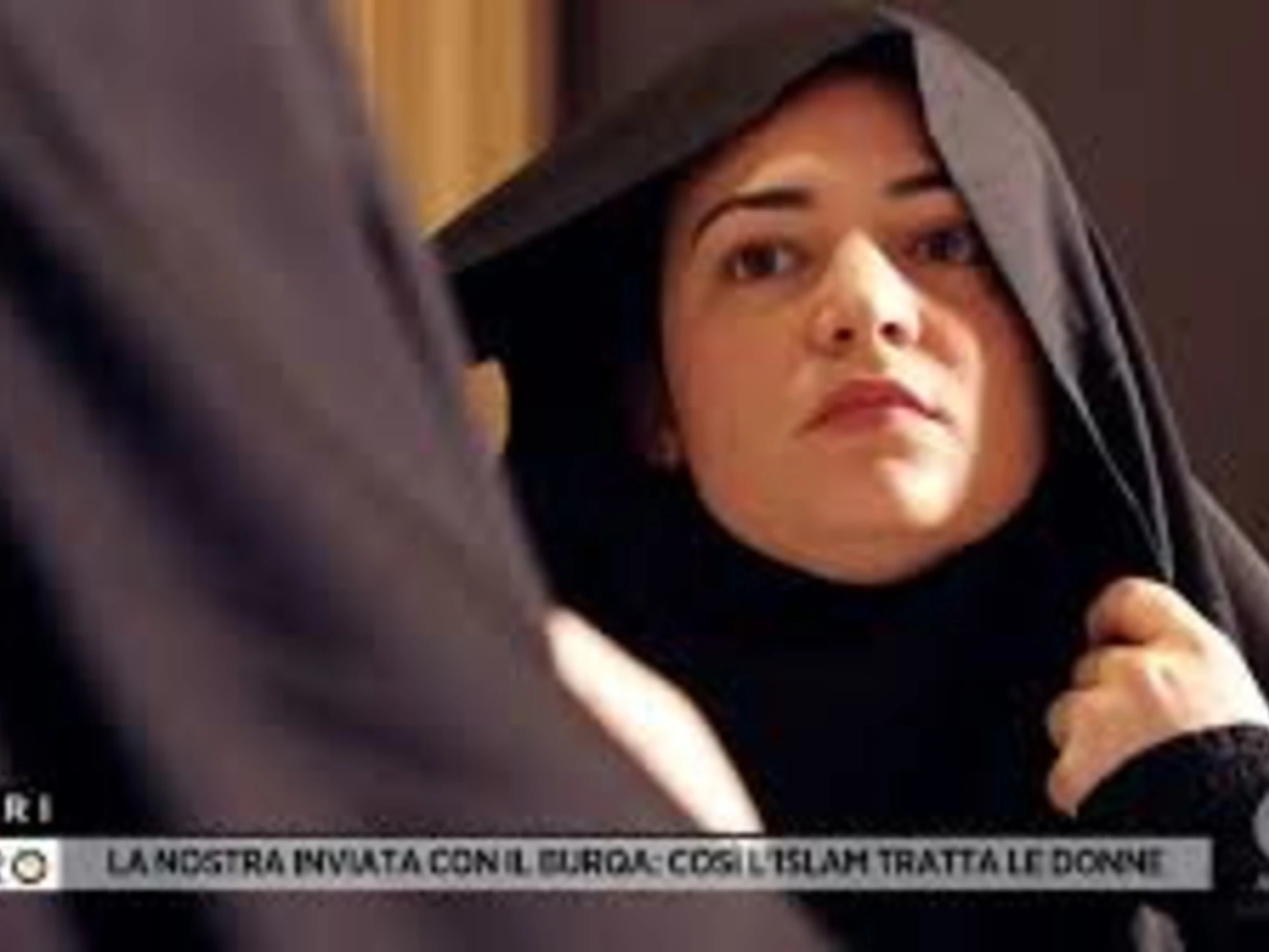 Fuori dal Coro, il "trattamento" riservato all'inviata in moschea
