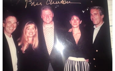 Epstein, spuntano le foto segrete di Bill Clinton: la sinistra impazzisce