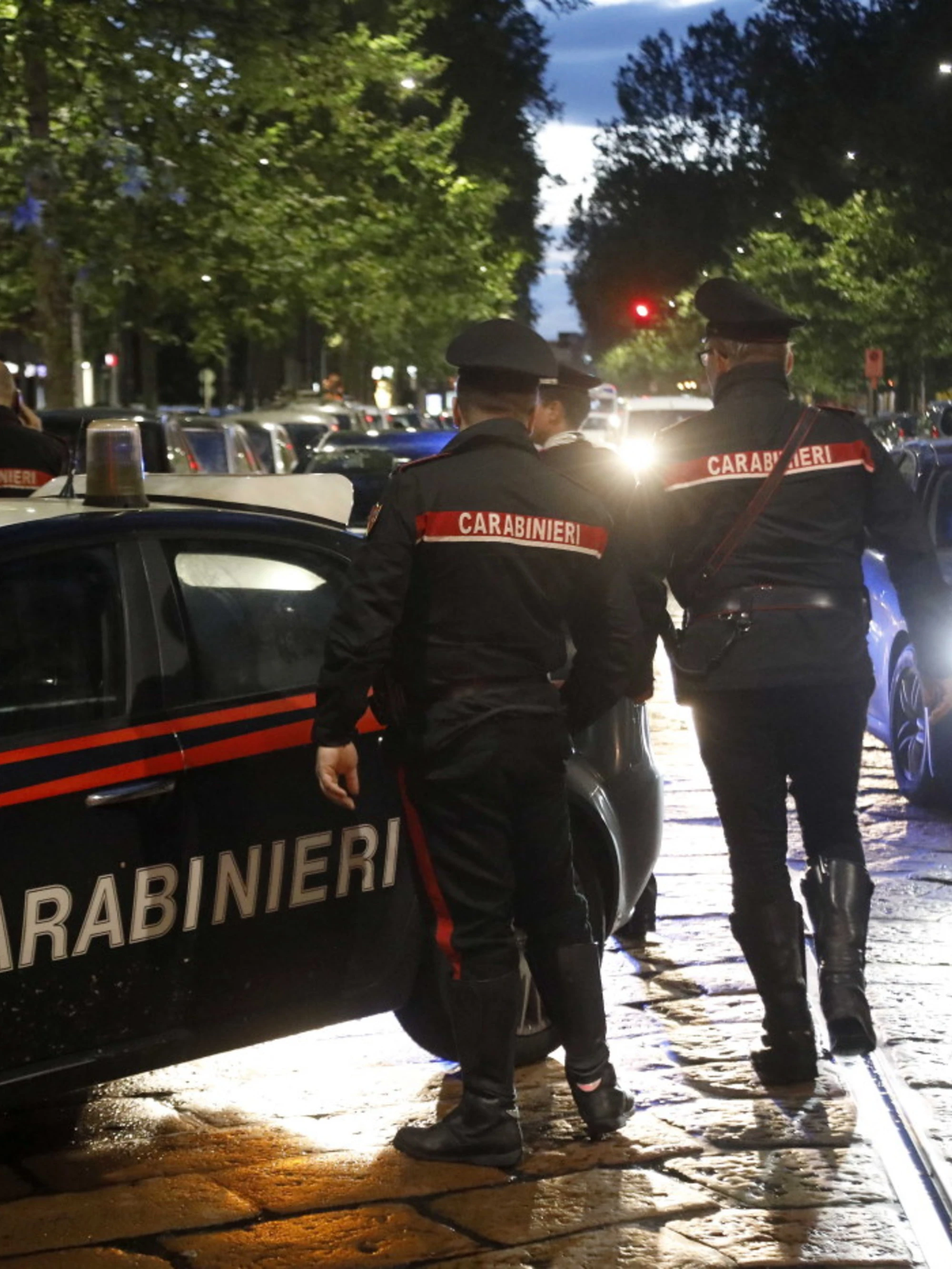 Massa, non si ferma all'alt dei carabinieri: fuga in moto, poi lo schianto fatale