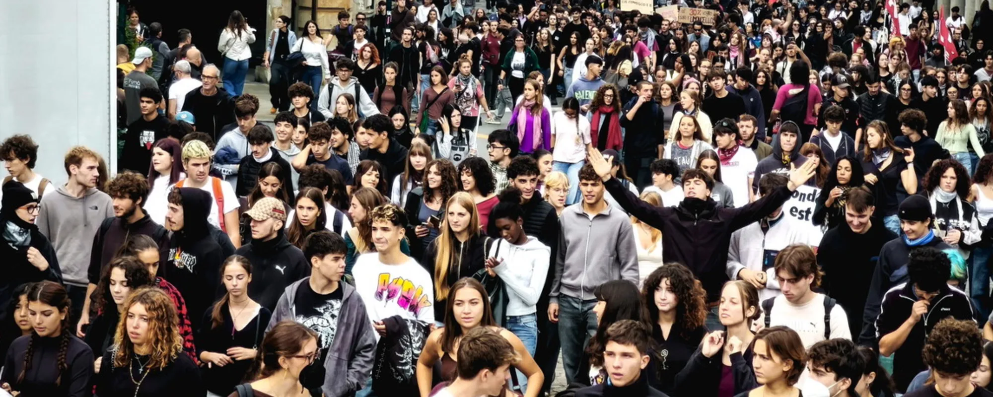 Studenti in piazza: cosa spunta tra la folla. Compagni allo sbando