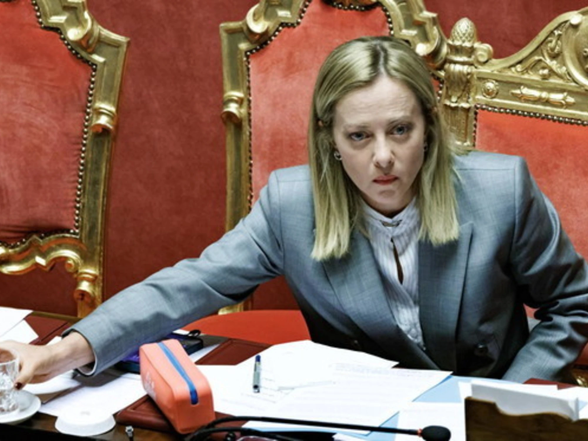 Almasri, il piano di Giorgia Meloni: la sfida in aula e i punti deboli nelle carte