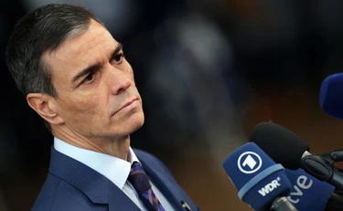 Pedro Sanchez adotta il "modello Meloni": Pd e sinistra in imbarazzo totale