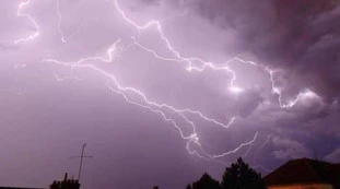 Meteo per Ferragosto, in Italia scontro tra bassa pressione e anticiclone: maltempo, chi avrà le vacanze rovinate