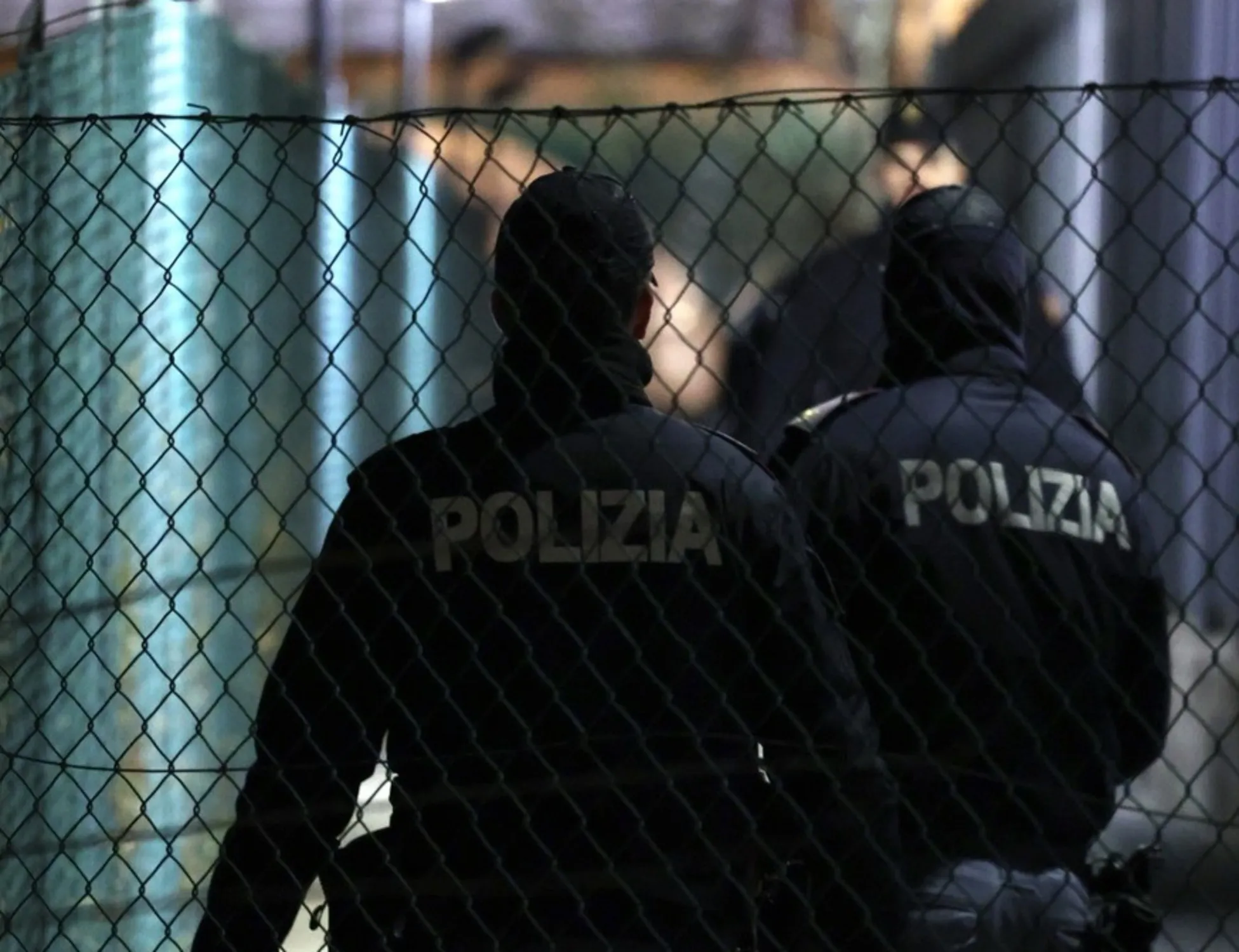 Bologna, l'agente gli chiede di abbassare la musica: lo straniero gli rompe il naso
