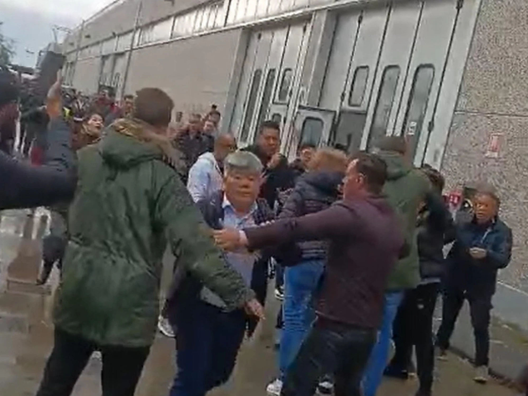 Prato, i cinesi aggrediscono operai e polizia. FdI accusa, "ingerenza di uno Stato straniero"