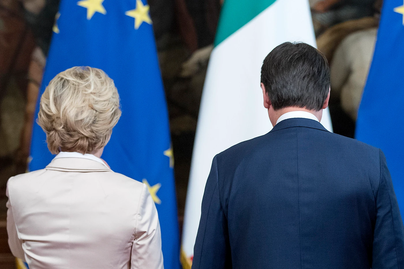 Giuseppe Conte, il sondaggio Emg Acqua che lo smaschera: immigrati ed Europa, disastro giallorosso