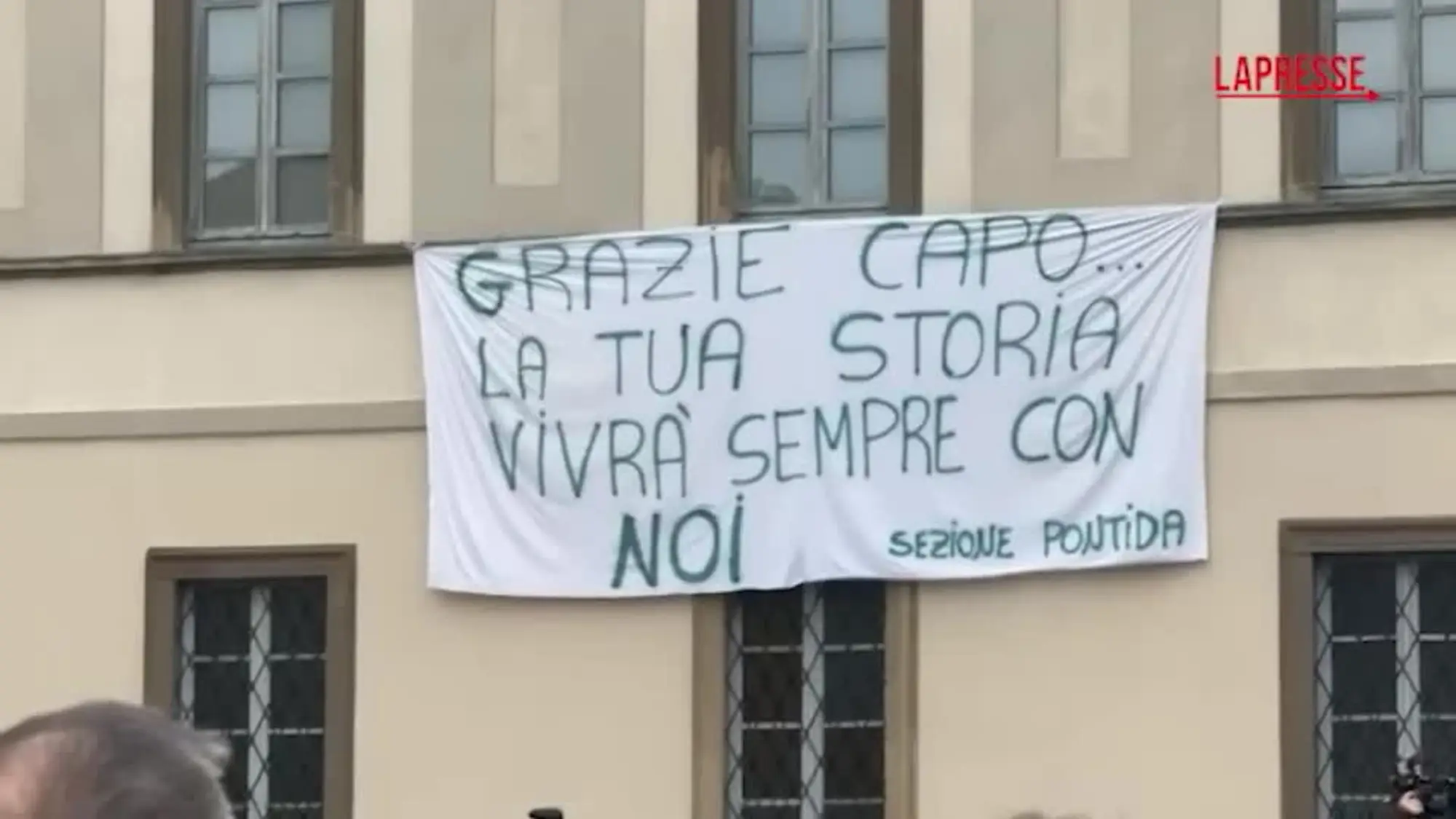 Bossi, i funerali a Pontida: il commosso saluto del popolo Lega