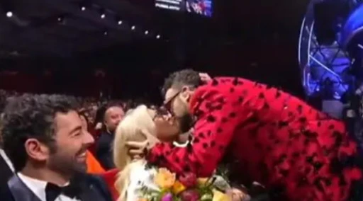 Dargen D'Amico, la frase "rubata" dopo il bacio a Mara Venier: a Domenica In...