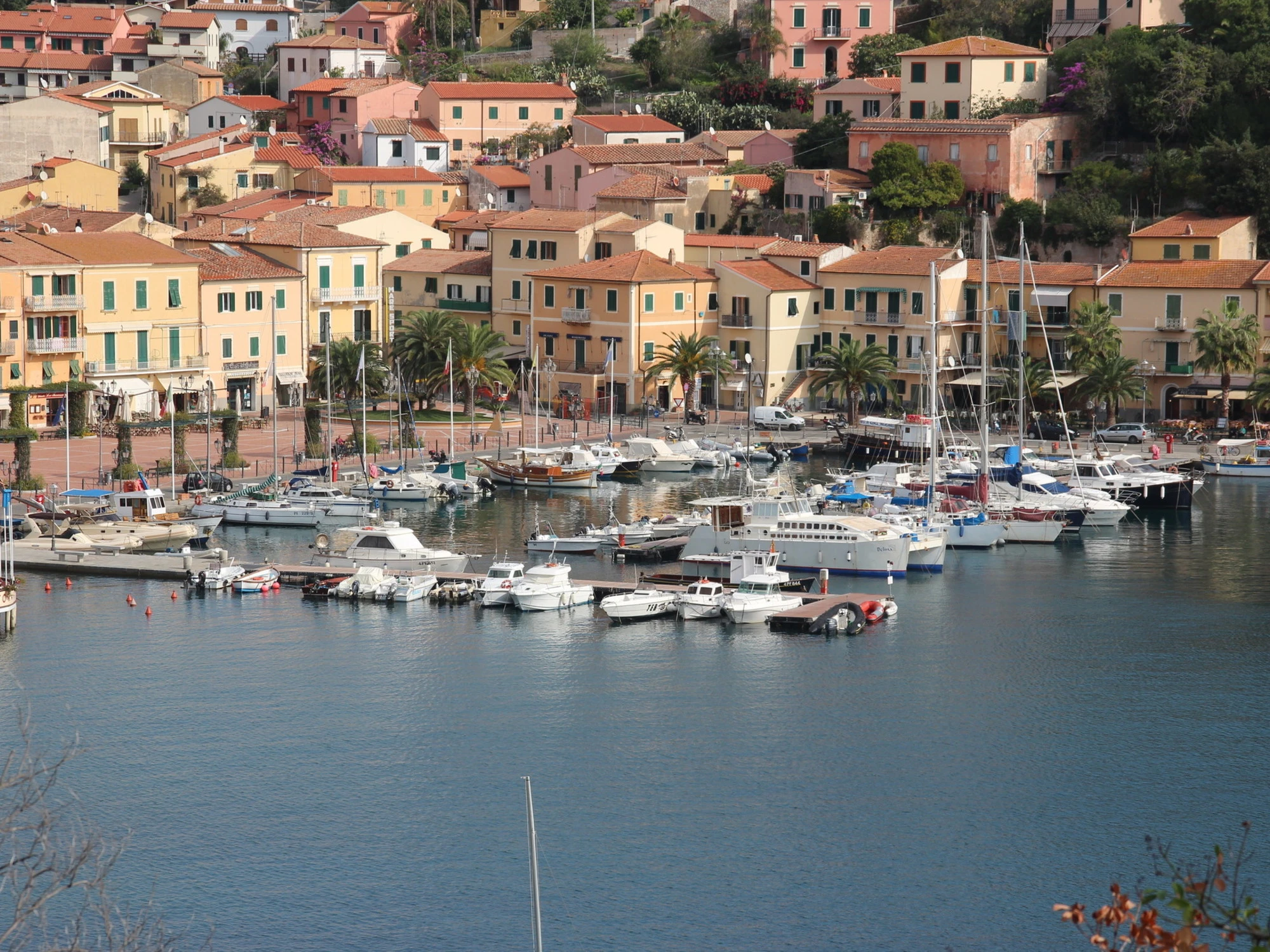 Le urla, la rissa e il coltello: sulla barca all'isola d'Elba finisce in dramma