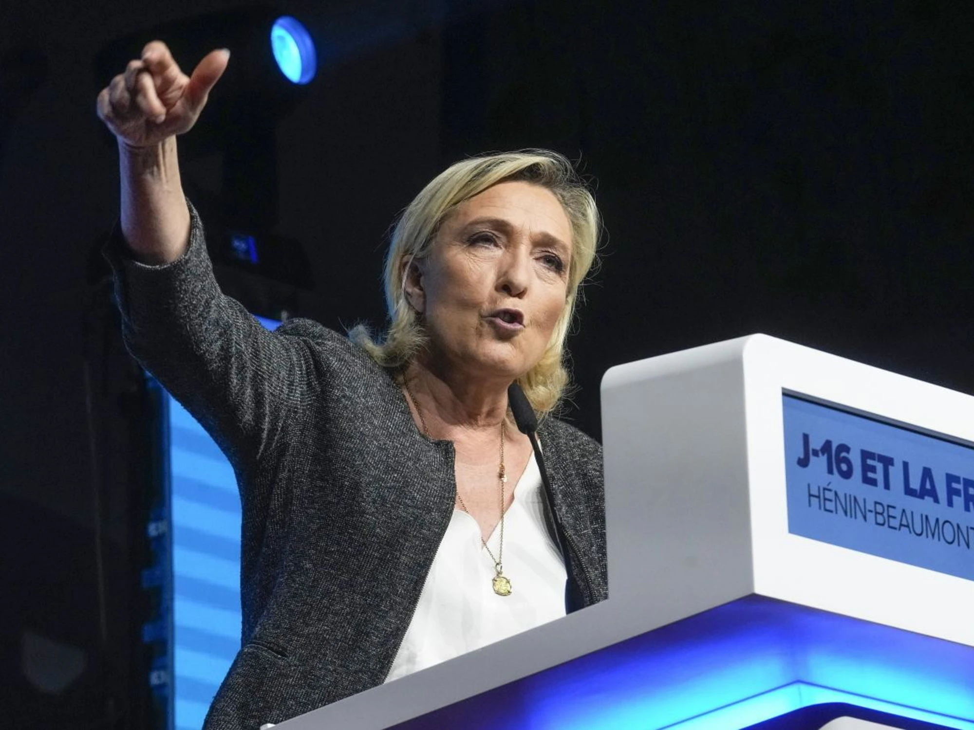 Francia, Hollande sfida Marine Le Pen e si ricandida