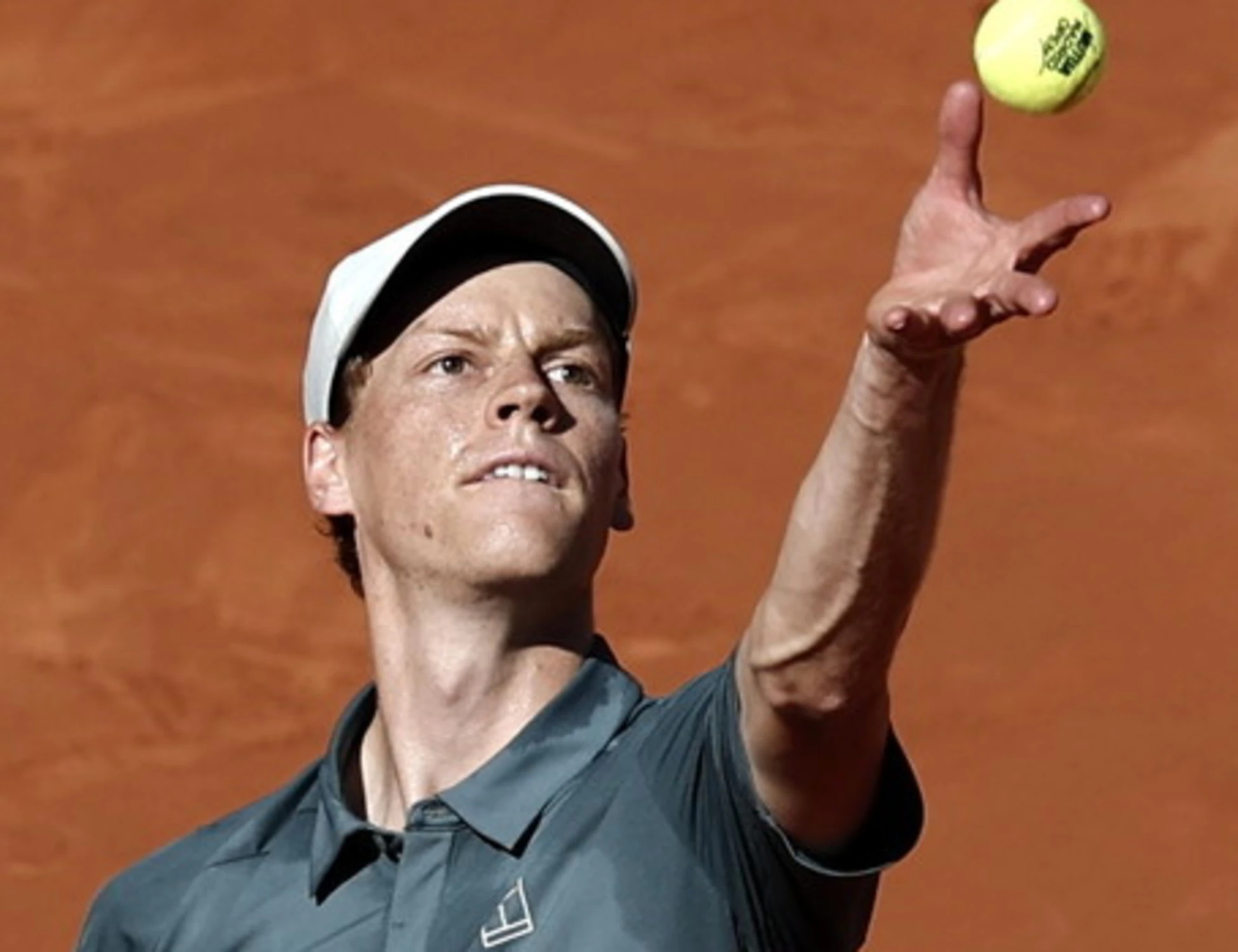 Jannik Sinner, trionfo a Madrid contro Moller: lo batte in due set e vola agli ottavi