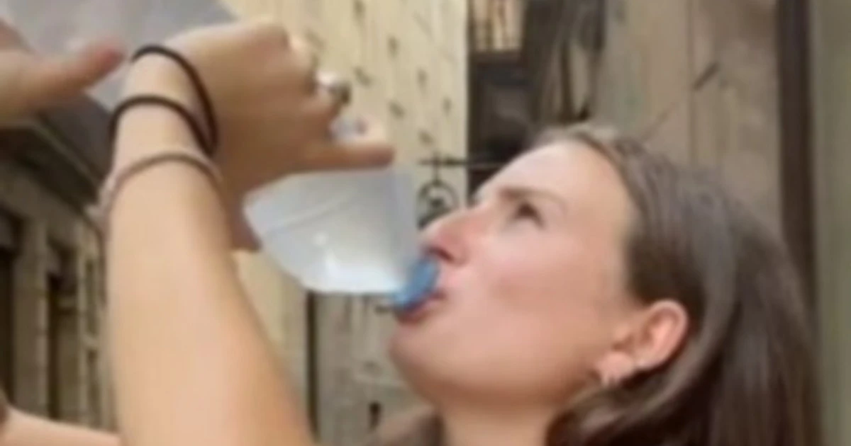 Il video virale dei turisti diventa un caso: "Ma non bevono acqua?"