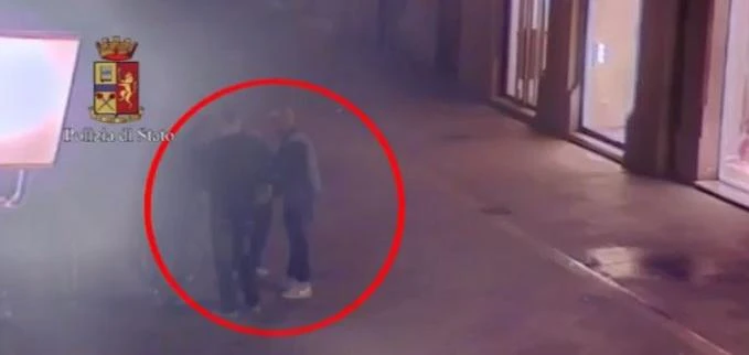 Muore con un pugno in faccia A Pisa è caccia all'uomo Guarda il video dell'aggressione