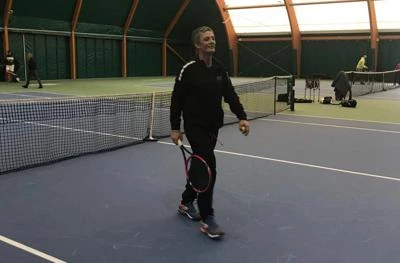 Fiorello si gode il record giocando a tennis con Sinner