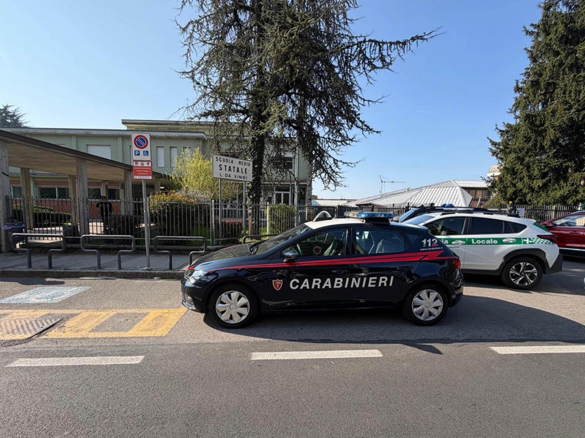 Bergamo, 13enne accoltella la prof al collo davanti alla scuola: la scritta choc sulla maglietta