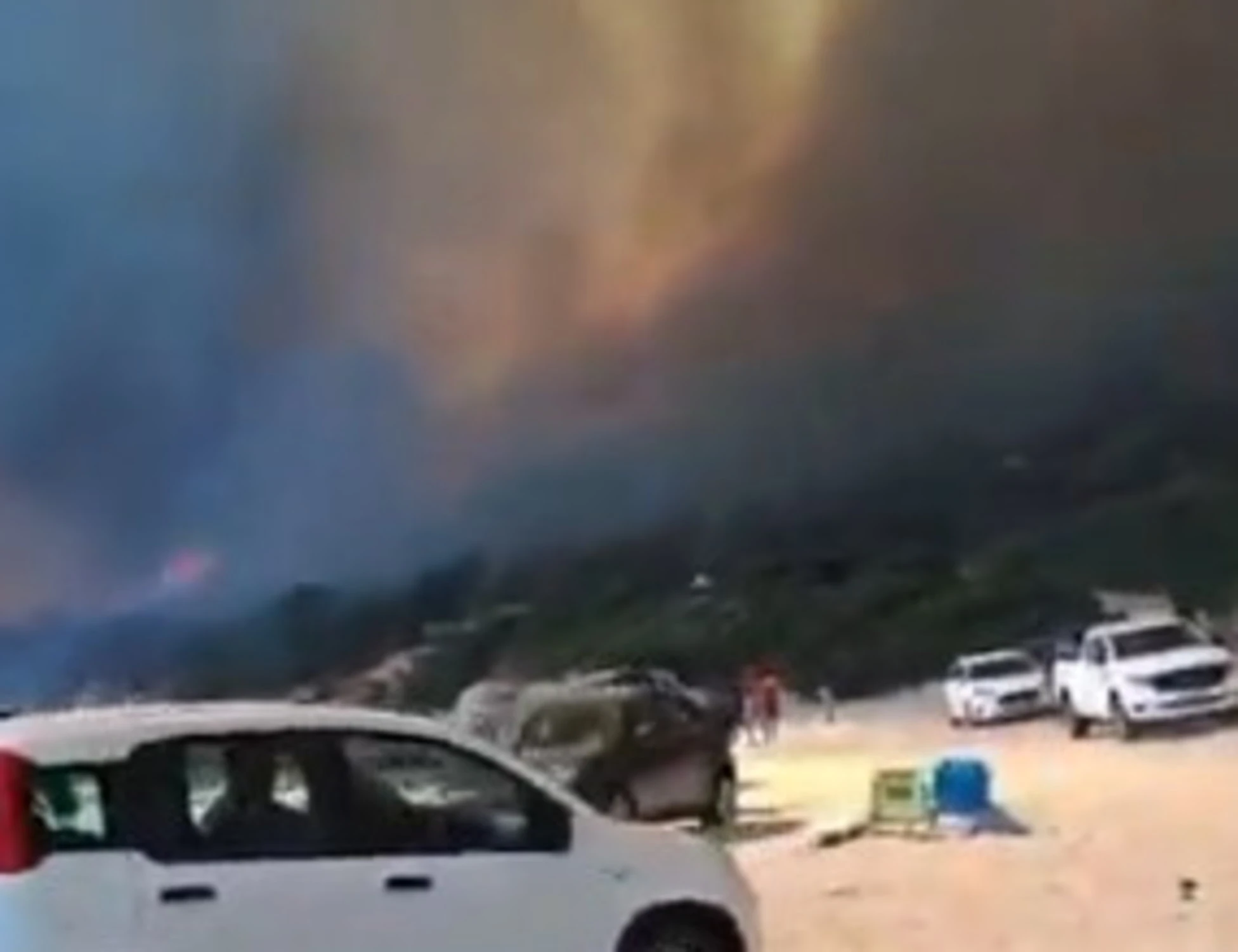 Incendio a Villasimius, paura per i bagnanti: vie di fuga bloccate
