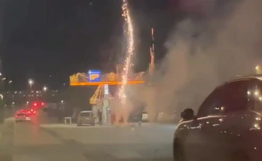 Secondigliano, fuochi d'artificio vicino alla stazione di benzina: il video 
