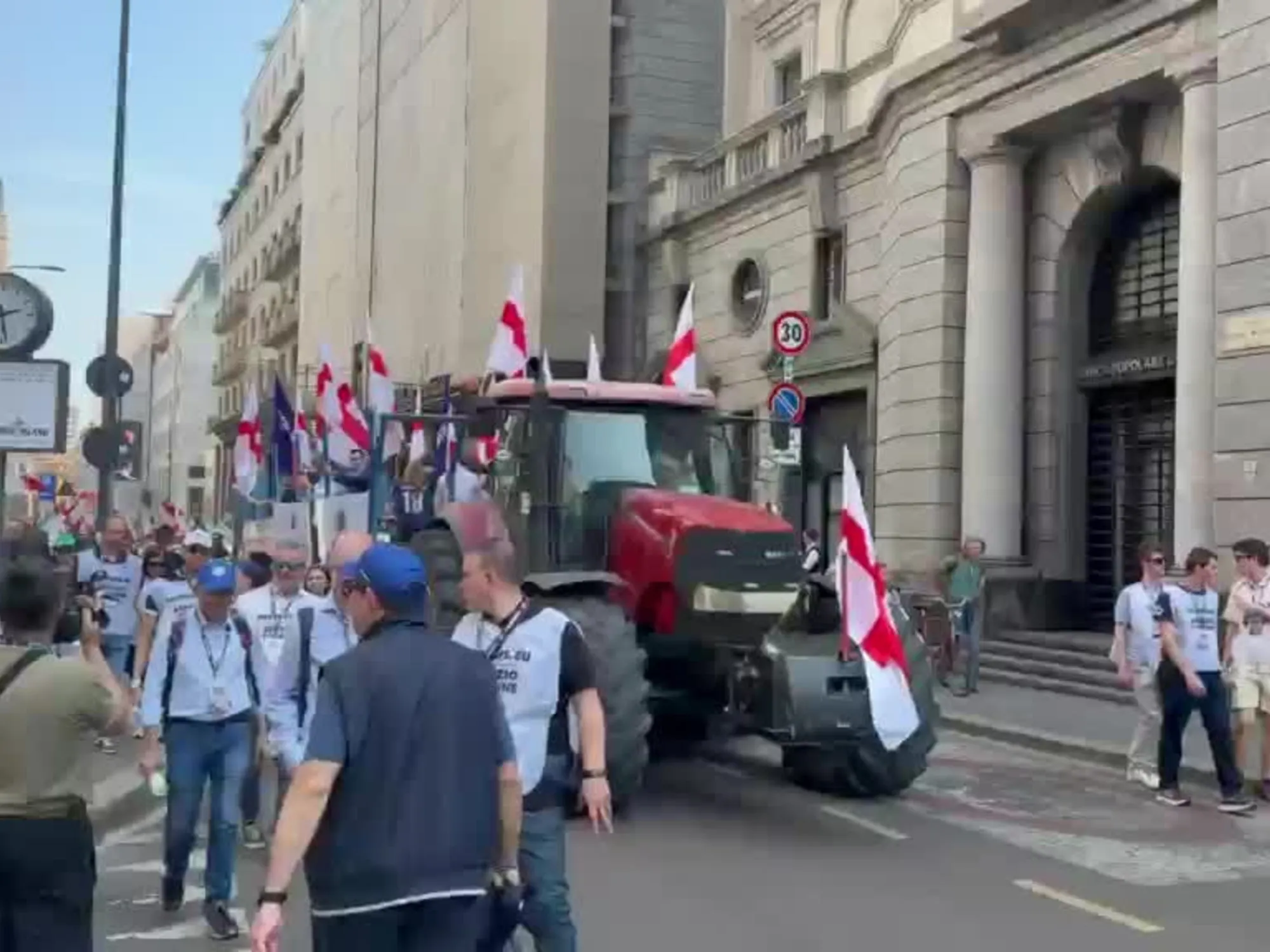 La Lega a Milano, con il trattore verso Piazza Duomo