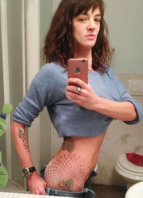 Asia Argento, selfie allo specchio su Instagram: così mostra il suo sedere