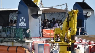 Sea Watch, motovedetta impazzita disobbedisce agli ordini: dove attracca