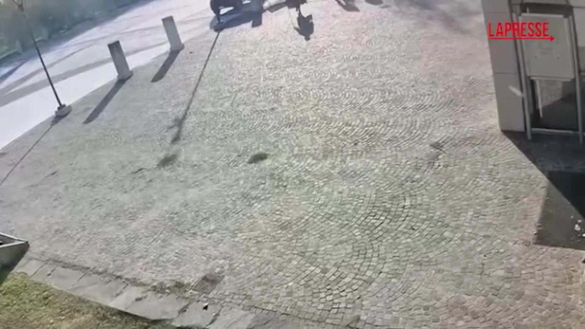 Mantova, il video dell'uomo che si fingeva sua madre morta per incassare la pensione