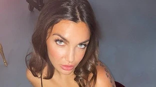 Elettra Lamborghini, confessione spintissima: "Mi piace averle sempre lubrificate". Prego? Nella sua borsa...