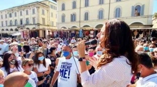 Matteo Salvini, Lega e Italia Viva in piazza lo stesso giorno a Colle val d'Elsa: "Non spingete!", confronto impietoso