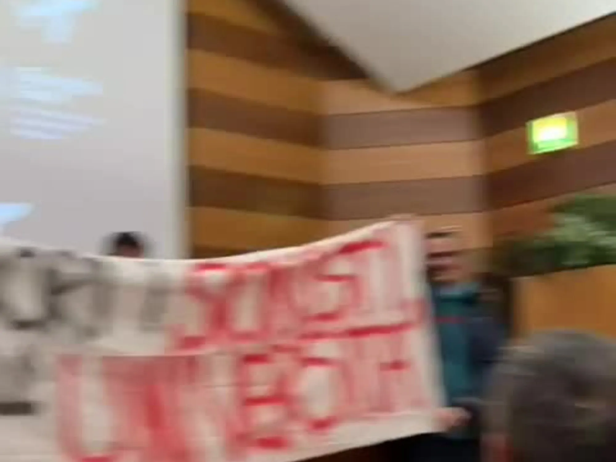 Leggi l'articolo: "Siamo con chi spara": caos a Bergamo <span style="color: rgb(153, 0, 0);">Video</span>