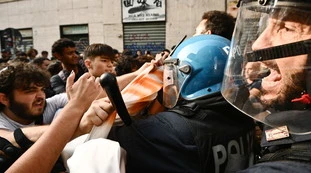 Torino, lancio di uova e scontri con la polizia: ecco gli studenti anti-Meloni