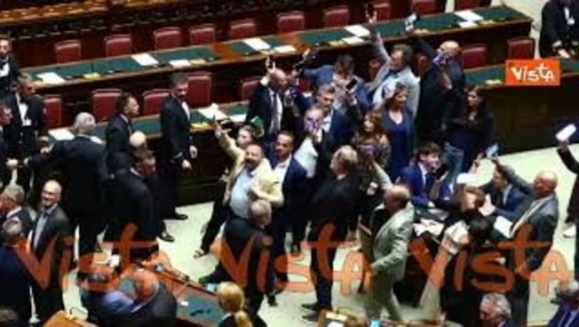 Chat Delmastro, protesta M5S sotto i banchi della maggioranza con i telefoni dopo voto in Aula