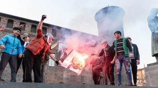 Giorgia Meloni con la faccia in fiamme, Borghi: "Rispettare le istituzioni"
