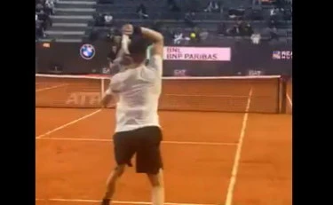 Jannik Sinner in campo, colpo da alieno: Roma impazzisce: il video