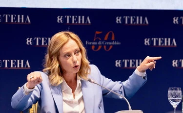 Meloni, trionfo a Cernobbio: "sondaggio" in platea, sinistra a pezzi