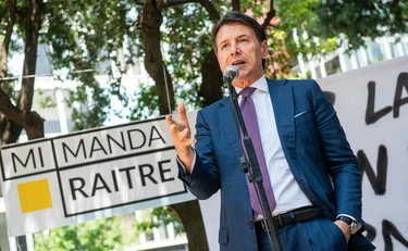 Giuseppe Conte, "ho fatto spiare Casarini". Caos a sinistra: "Abisso di indecenza"