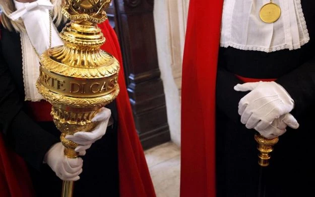 Disse "brutta testa di cazzo" al sindaco omofobo. Il pm assolve e spiega: "Reazione sin troppo conenuta"
