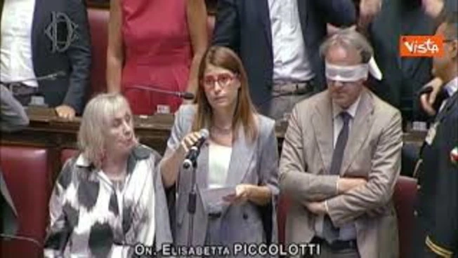 Chat Delmastro, protesta di Avs in Aula a Montecitorio, deputati con le bende sugli occhi