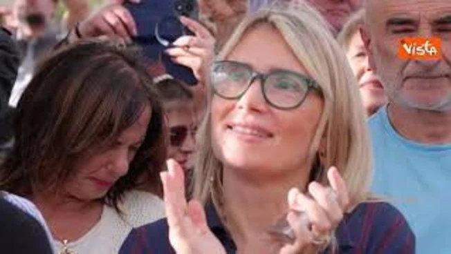 "C'è solo un Presidente, sei una donna grandissima", bagno di folla per Meloni ad Ascoli Piceno