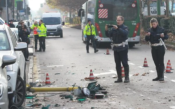 Incidente Milano, scontro filobus e camion Amsa: è morta la 49enne finita in coma