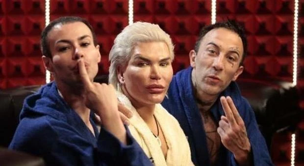 Grande Fratello, c'è un telefono nella casa? Il sospetto di Striscia la notizia e il video-prova