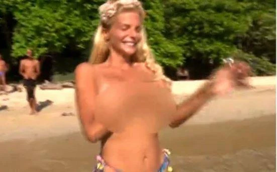 Isola dei famosi, Francesca Cipriani si toglie il reggiseno in acqua: topless in diretta