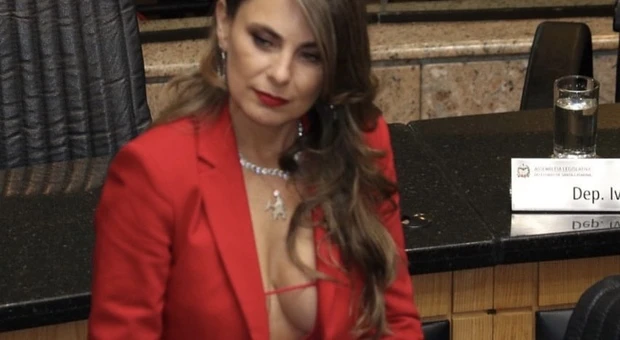 Ana Paula Da Silva, la deputata in aula col seno all'aria. La sfottono, lei sbrocca: "Vi denuncio"