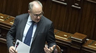 Roberto Gualtieri, il ministro in conflitto sulle nomine con Conte: "Se non accontento i grillini cade il governo"