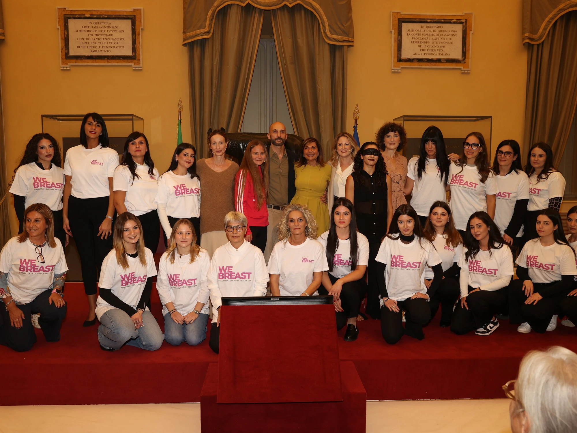 PALAZZO MONTECITORIO ILLUMINATO DALLE LUCI ROSA PER LA GIORNATA INTERNAZIONALE CONTRO IL TUMORE AL SENO.