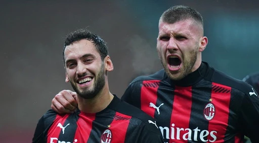 Milan primo, Theo Hernandez stende la Lazio al 92'. Roma terza, Napoli e Atalanta frenano