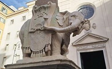 Roma, sfregiato l'Elefantino del Bernini: spezzata la zampa