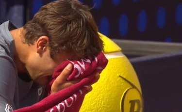 Cobolli strapazza Zverev e scoppia a piangere: il suo dramma segreto