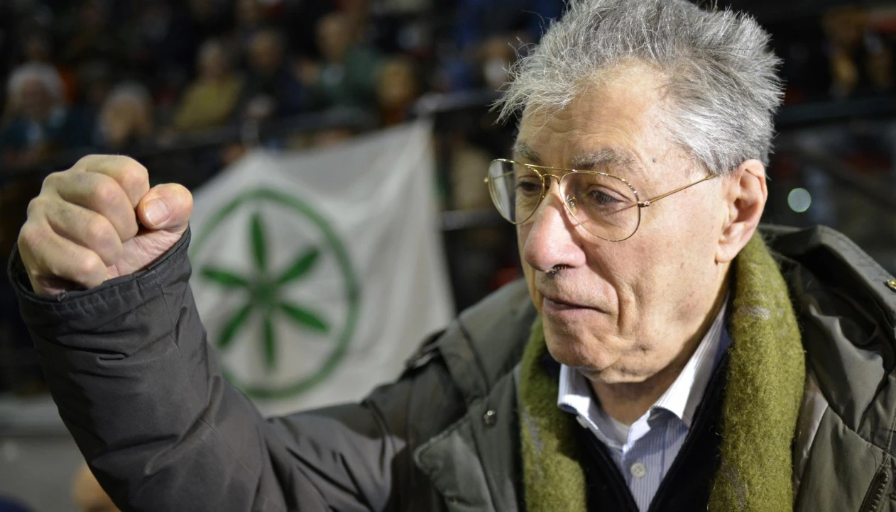 La Lega toglie gli assistenti a Umberto Bossi: niente lavori parlamentari e niente tv