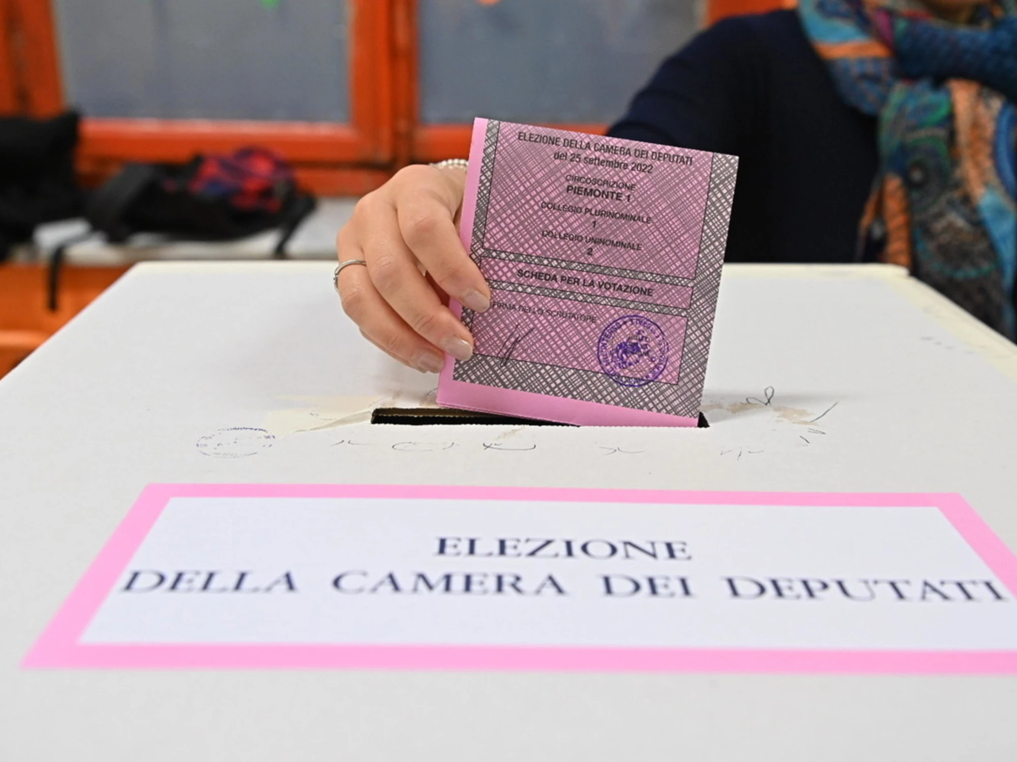 TgLa7, sondaggio Mentana: FdI domina, il Pd precipita, il centrodestra torna davanti