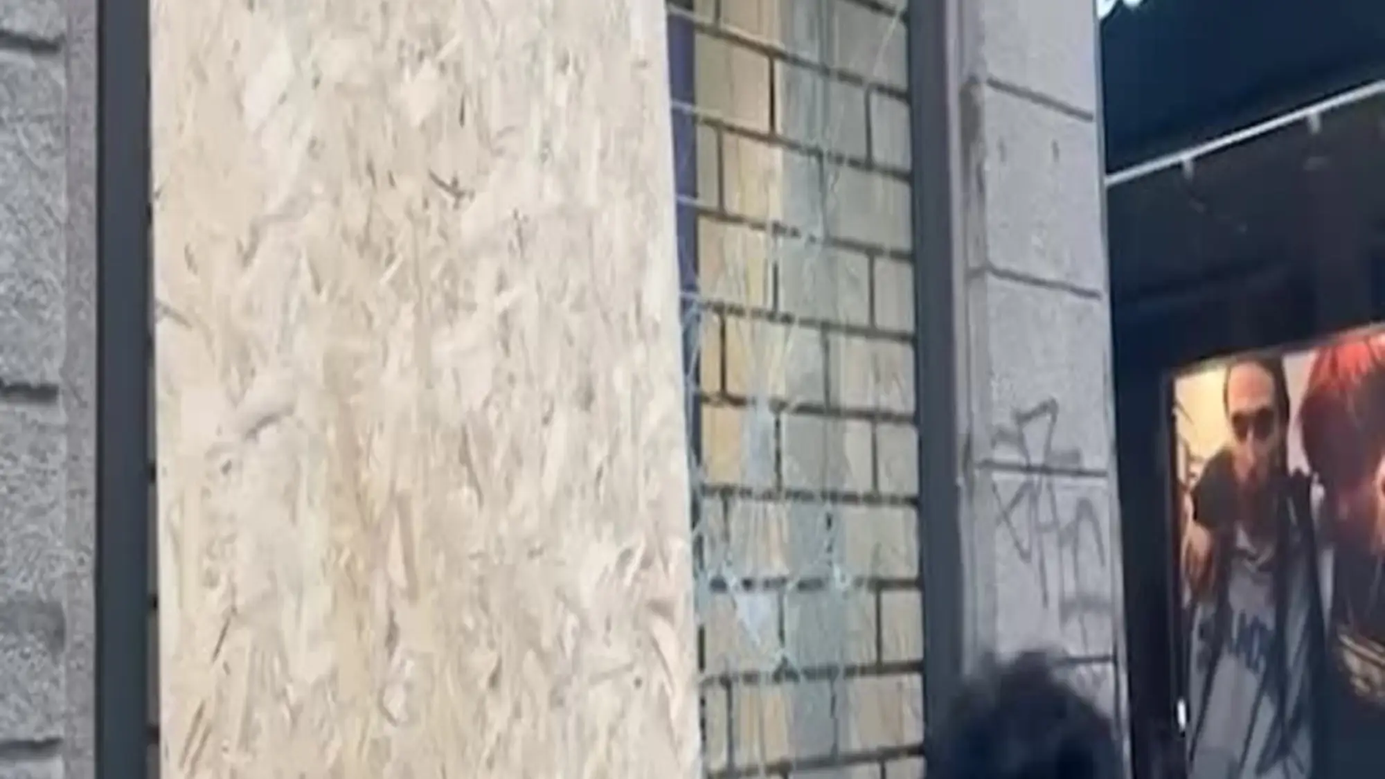 Milano, i danni dopo le violenze: vetrine rotte e negozi chiusi
